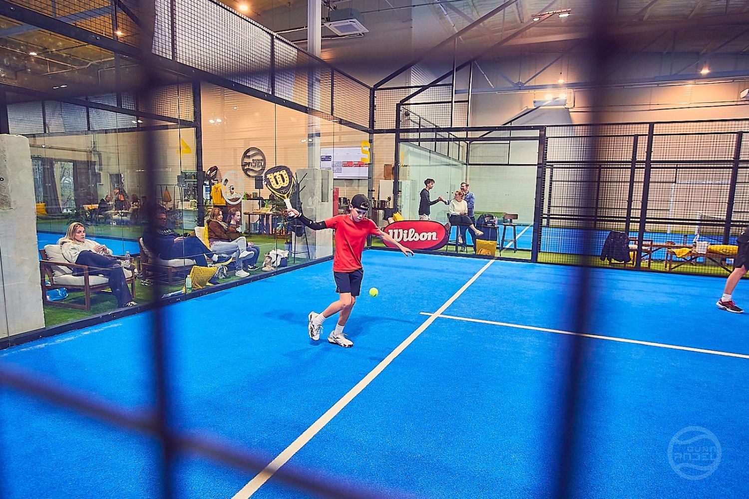 Kényelmes öltözők és pihenőterek a Duna Padel klubban